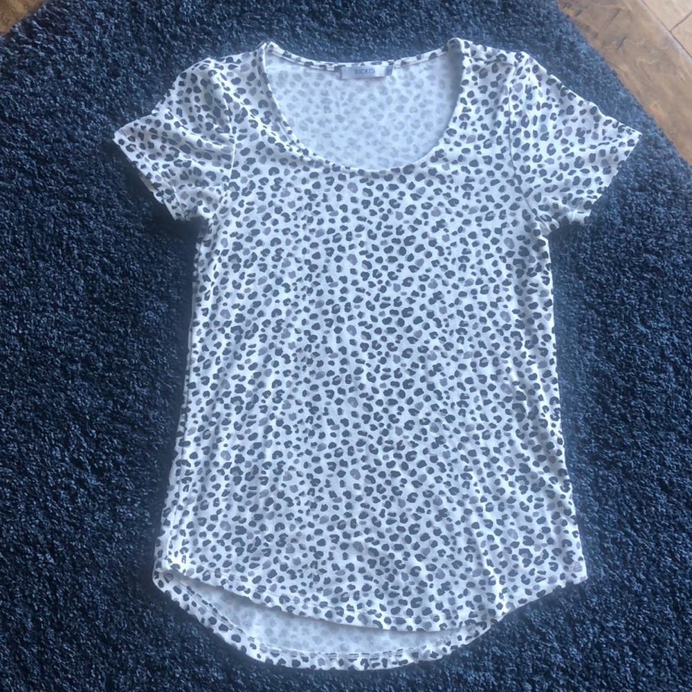 Black and grey leopard print scoop neck tee